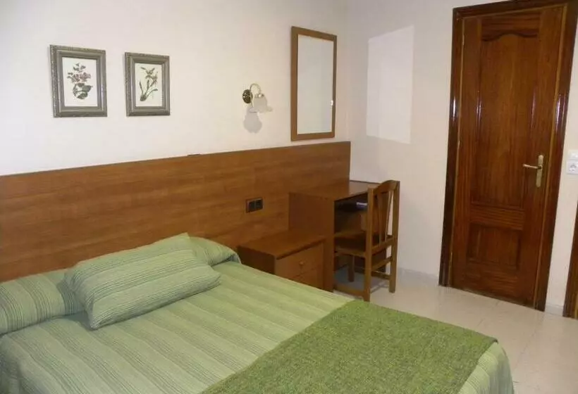هتل Hostal El Catalán