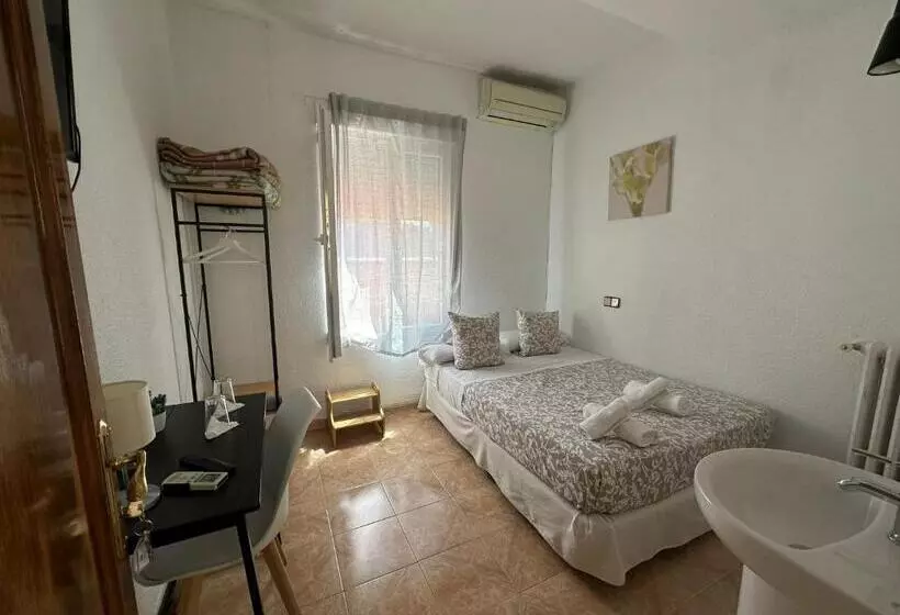 هتل Hostal Arrate