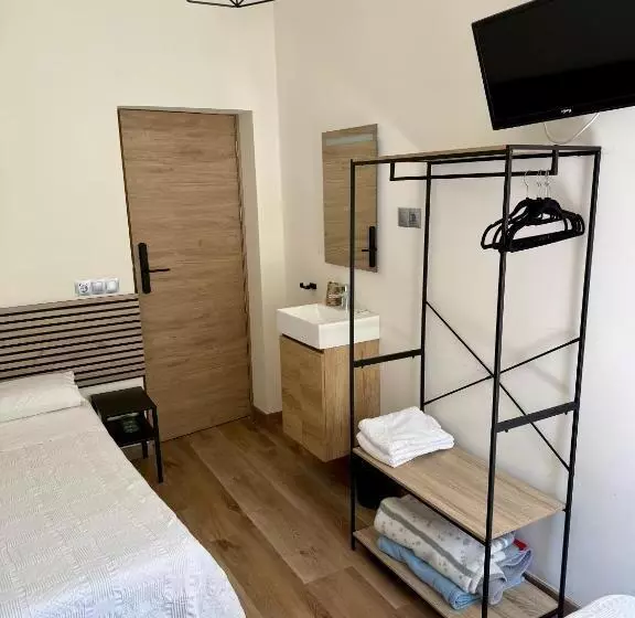 هتل Hostal Fernández Atocha