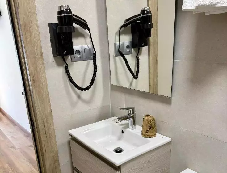 هتل Hostal Fernández Atocha