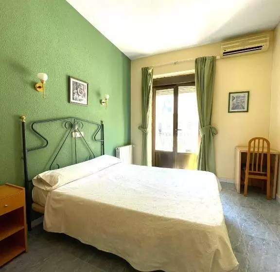 هتل Hostal Fernández Atocha