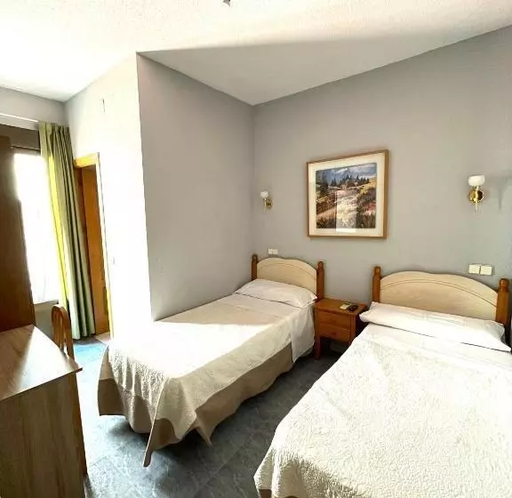 هتل Hostal Fernández Atocha