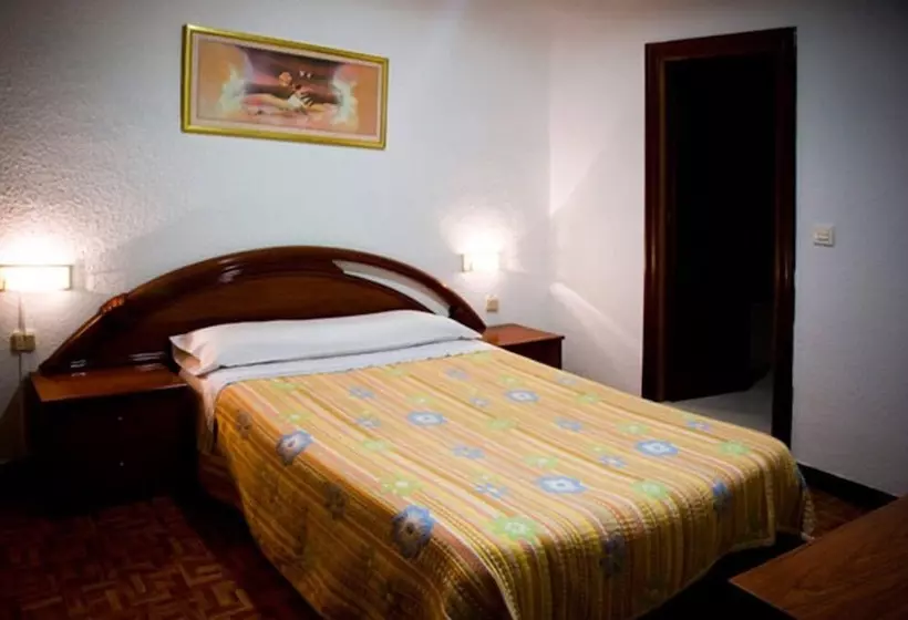 هتل Hostal Temiño