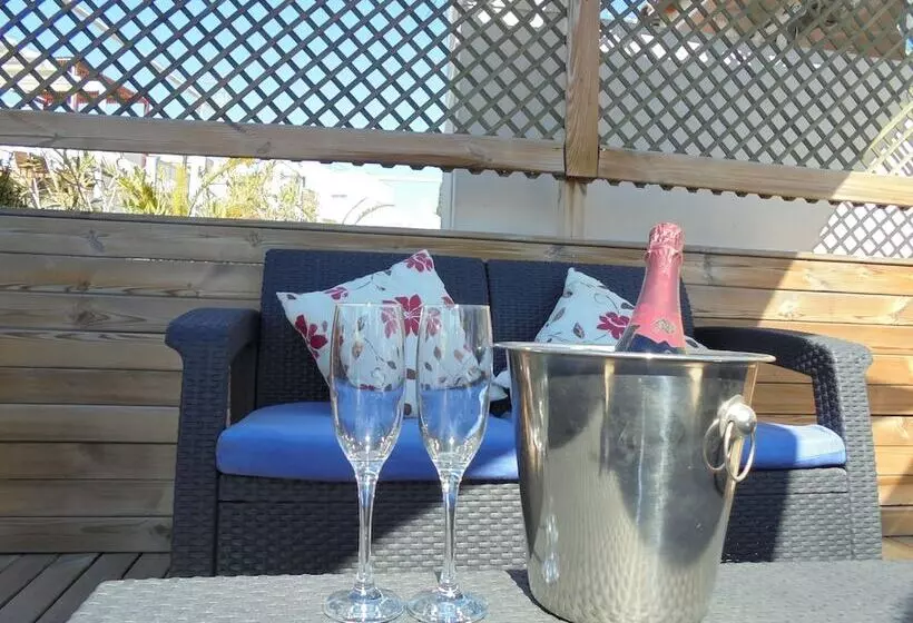 بنسيون Elite Hotel   Gay Men Only