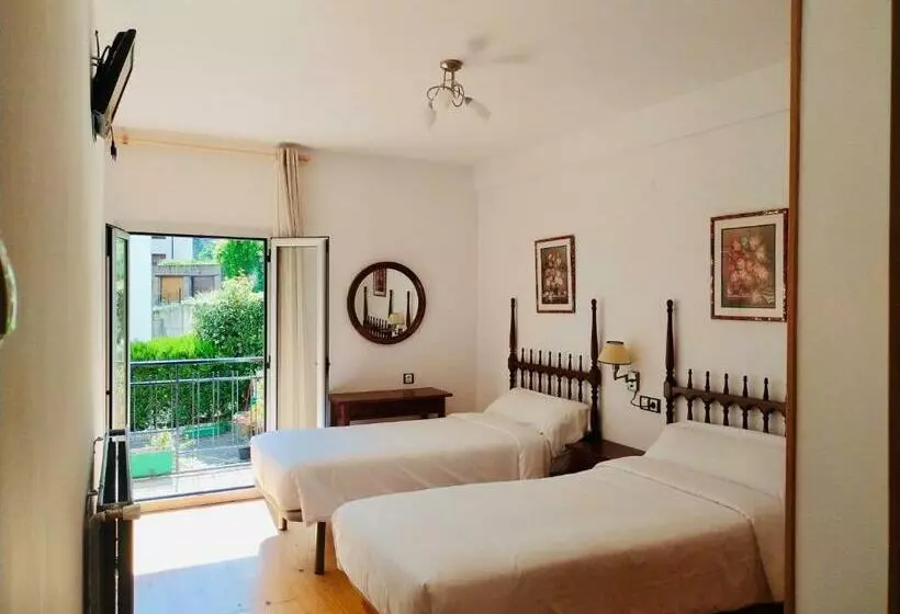 ホテル Hostal Pirineos Meliz
