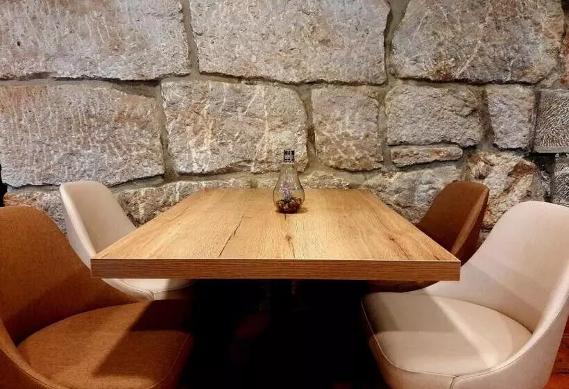 Logis Hotel Restaurante La Casa De Juansabeli