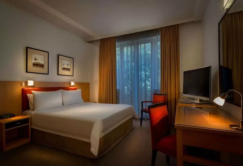 فندق Best Western Plus Travel Inn