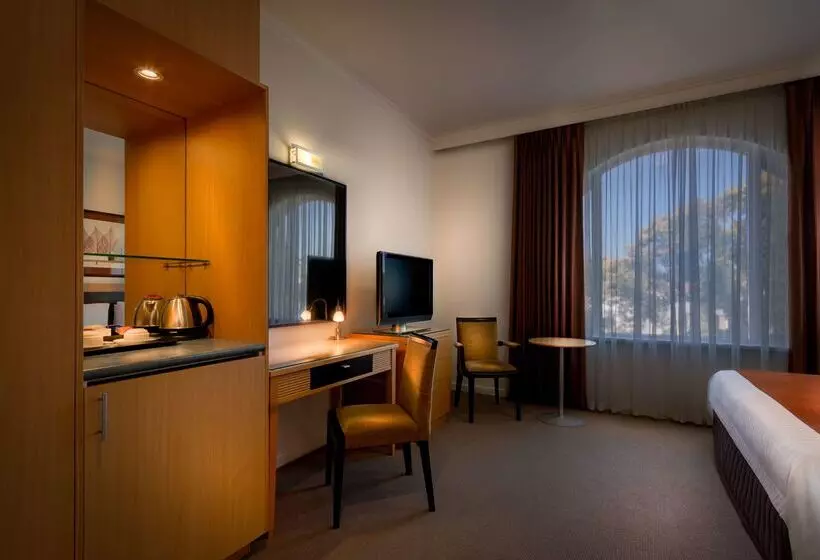 فندق Best Western Plus Travel Inn