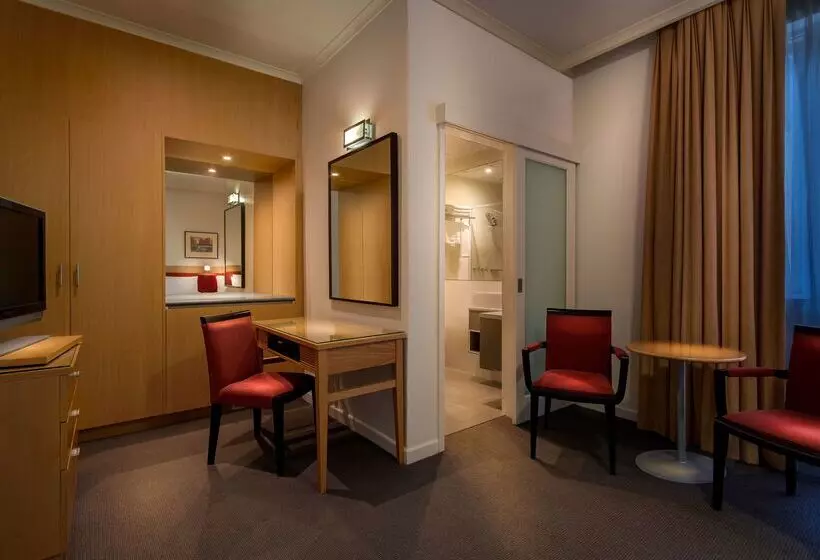 فندق Best Western Plus Travel Inn