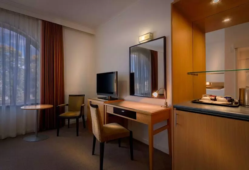 فندق Best Western Plus Travel Inn