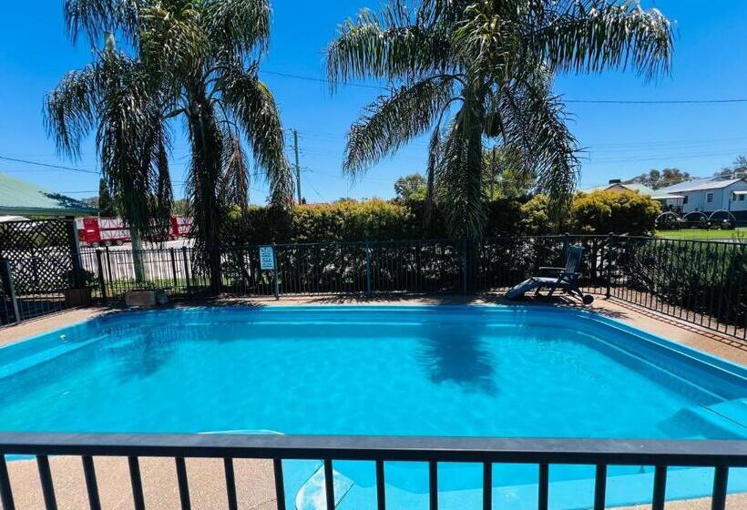 Отель Overlander Motor Lodge