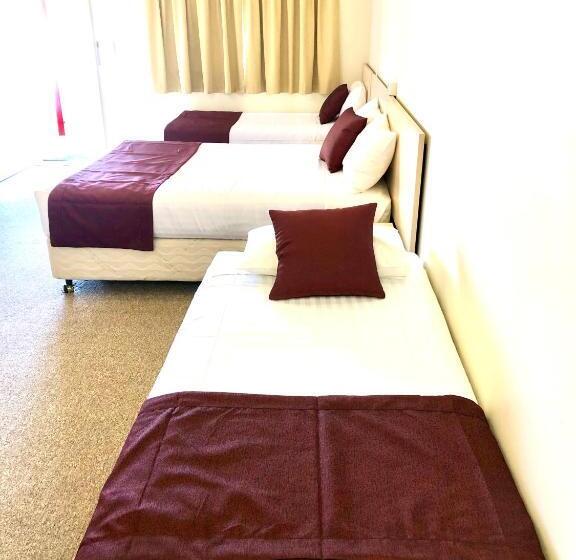 Отель Overlander Motor Lodge