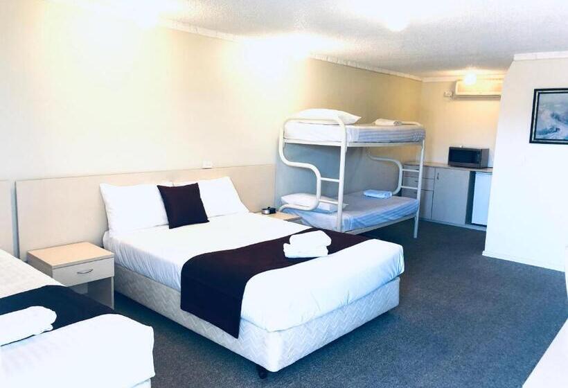 Отель Overlander Motor Lodge