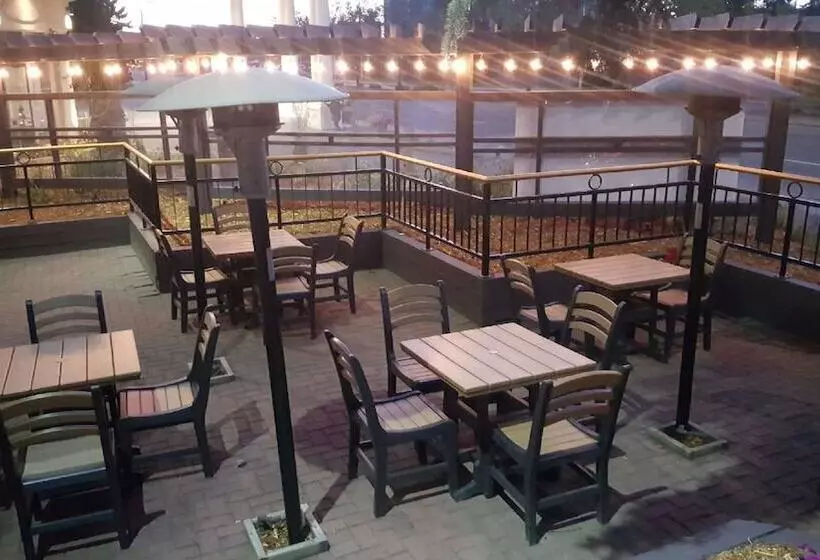 Chateau Louis Hotel & Conference Centre