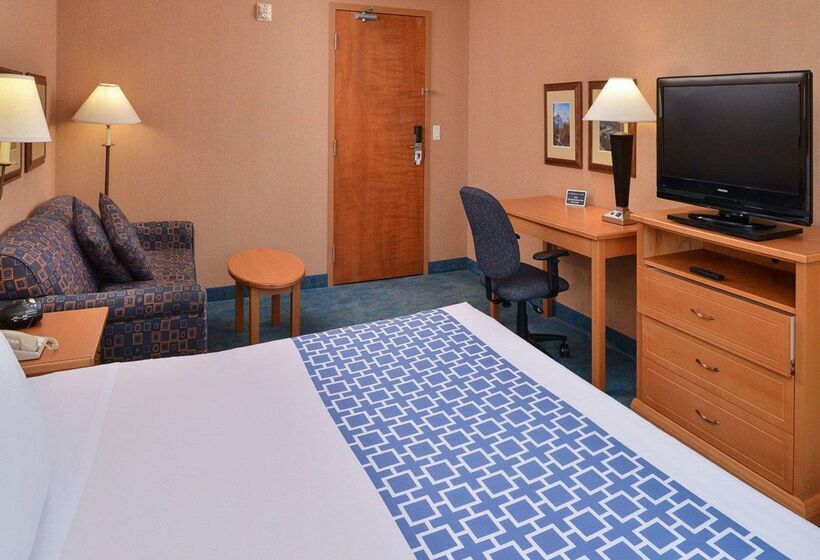 هتل Econo Lodge Inn & Suites University