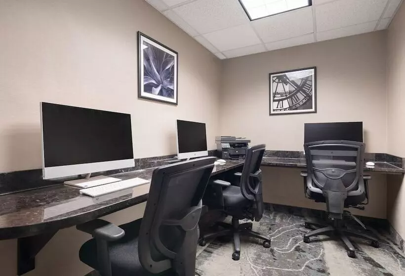 هتل Holiday Inn Calgary Airport, An Ihg