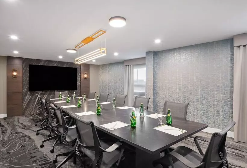 هتل Holiday Inn Calgary Airport, An Ihg