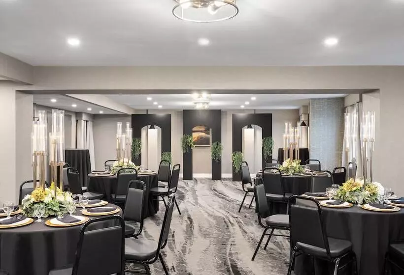 هتل Holiday Inn Calgary Airport, An Ihg