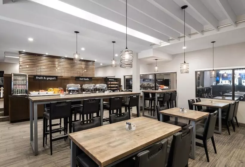 هتل Holiday Inn Calgary Airport, An Ihg