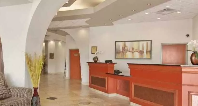 ホテル Ramada By Wyndham Edmonton South