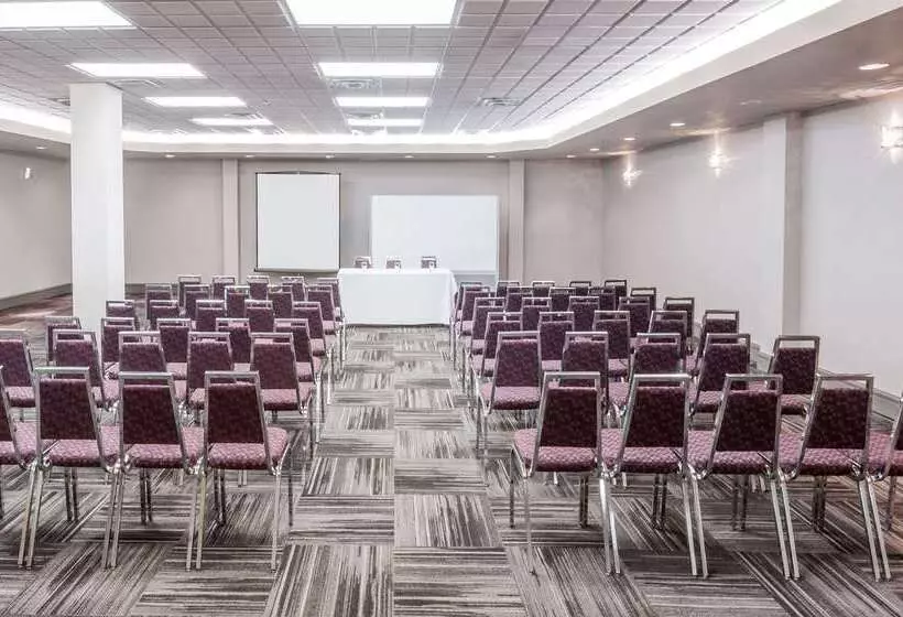 ホテル Ramada By Wyndham Edmonton South