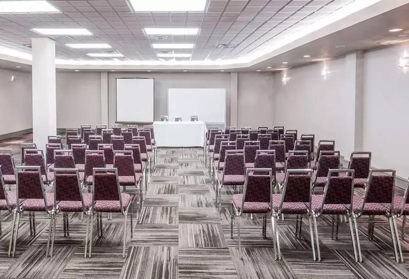 ホテル Ramada By Wyndham Edmonton South