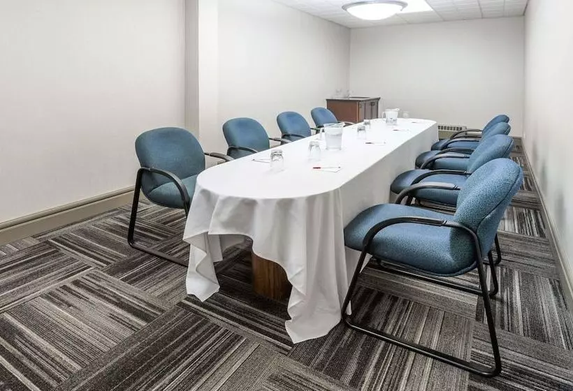 ホテル Ramada By Wyndham Edmonton South