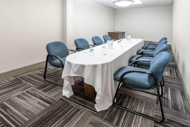 ホテル Ramada By Wyndham Edmonton South