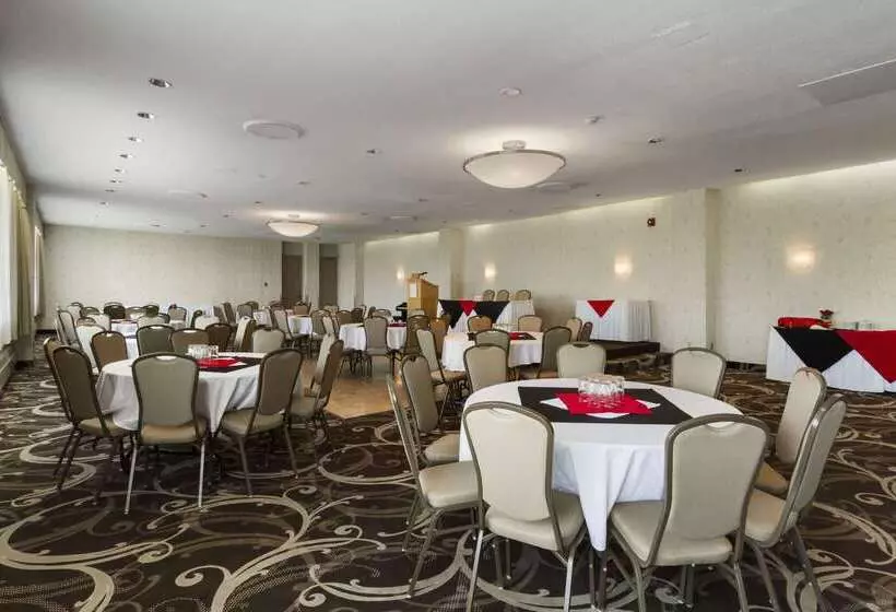 Отель Ramada By Wyndham Belleville Harbourview Conference Center