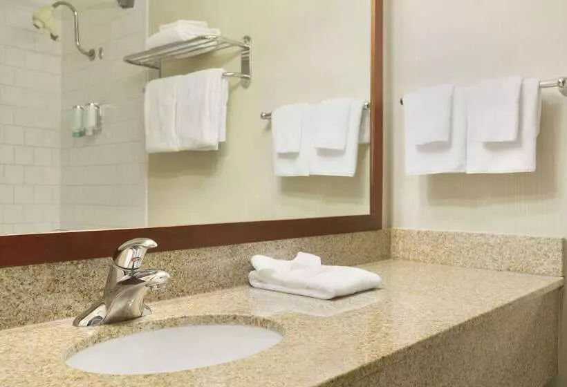 Отель Ramada By Wyndham Belleville Harbourview Conference Center