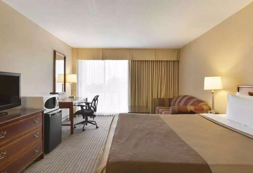 Отель Ramada By Wyndham Belleville Harbourview Conference Center