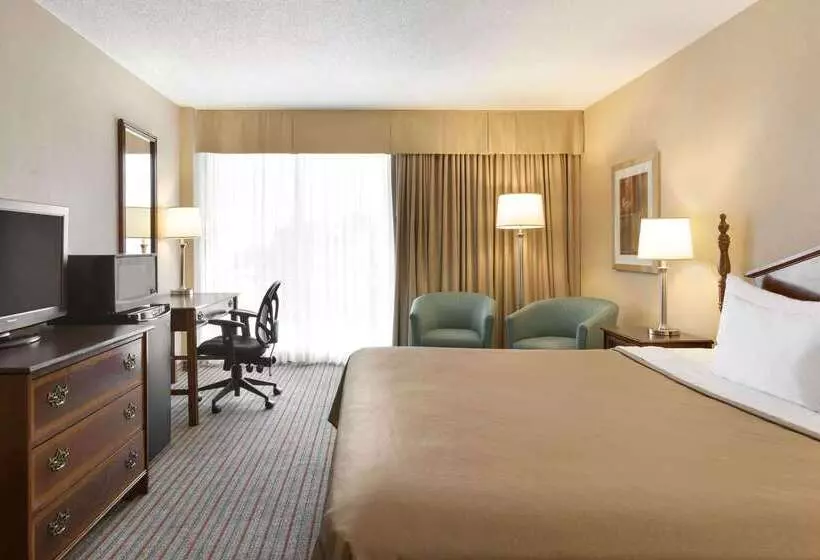 Отель Ramada By Wyndham Belleville Harbourview Conference Center