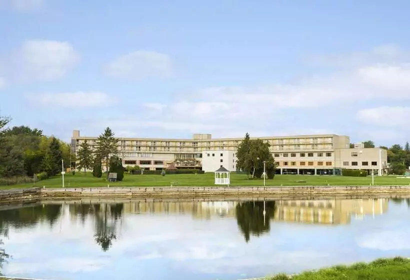 Отель Ramada By Wyndham Belleville Harbourview Conference Center