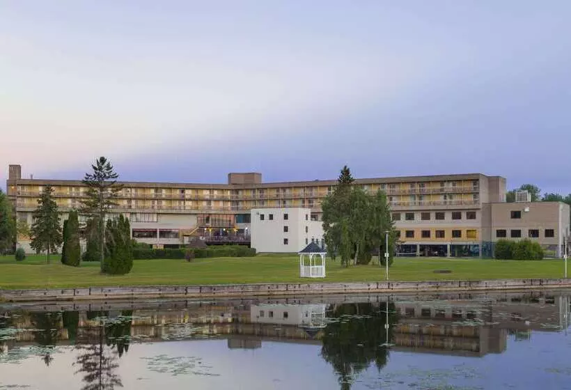 Отель Ramada By Wyndham Belleville Harbourview Conference Center