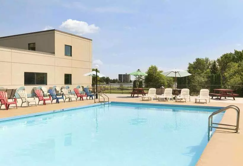 Отель Ramada By Wyndham Belleville Harbourview Conference Center