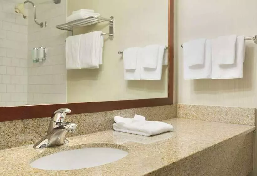 Отель Ramada By Wyndham Belleville Harbourview Conference Center