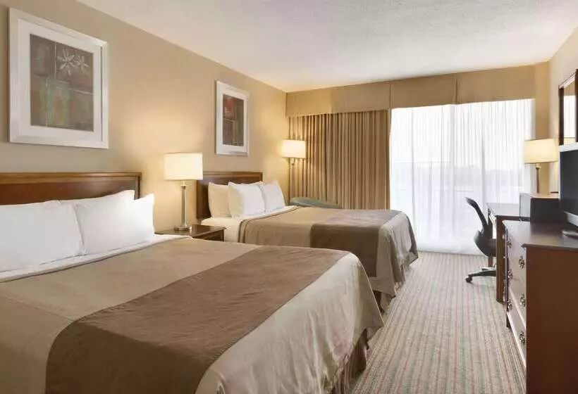 Отель Ramada By Wyndham Belleville Harbourview Conference Center
