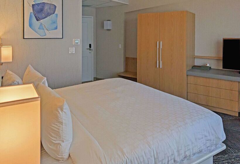 هتل Clarion Lakeside Inn & Conference Centre