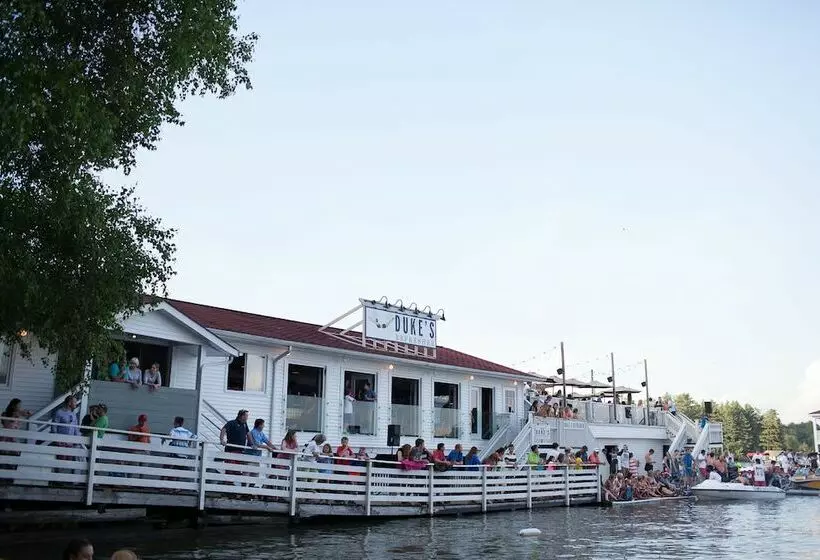 ホテル Clevelands House Resort Muskoka