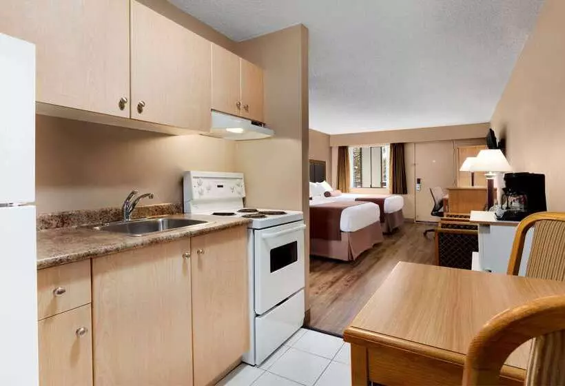 酒店 Days Inn By Wyndham Victoria Uptown