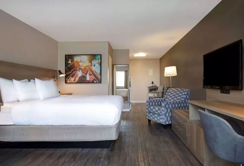 酒店 Days Inn By Wyndham Victoria Uptown