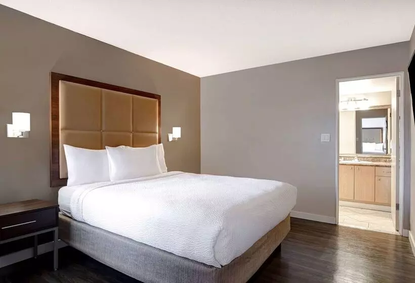 酒店 Days Inn By Wyndham Victoria Uptown