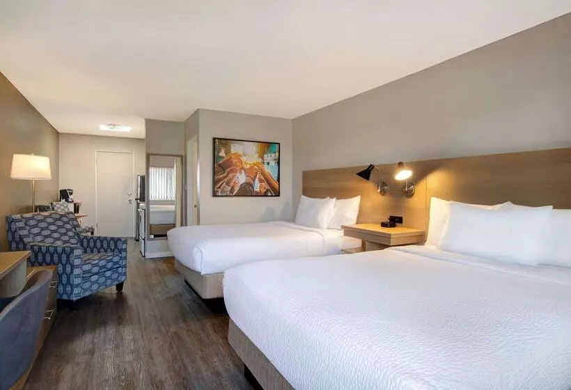 酒店 Days Inn By Wyndham Victoria Uptown