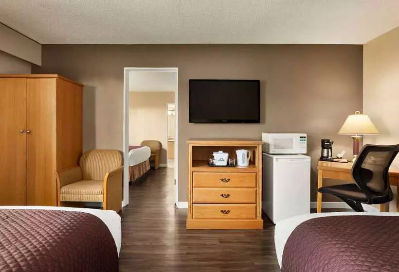 酒店 Days Inn By Wyndham Victoria Uptown