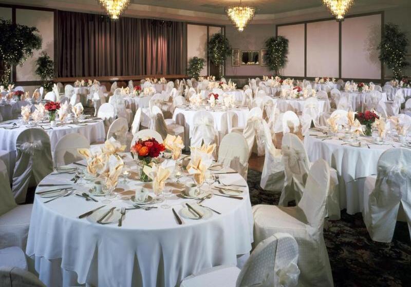 هتل Doubletree By Hilton Kingston