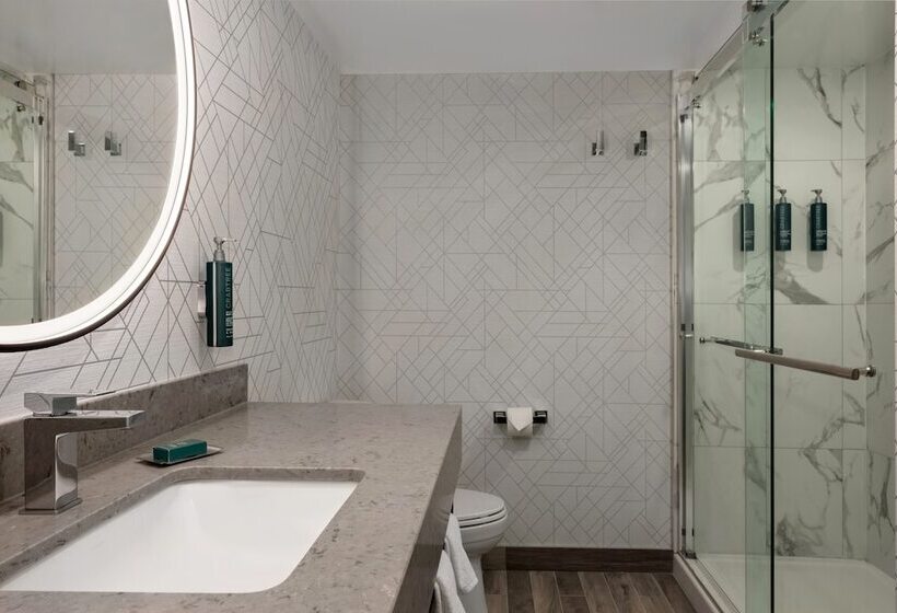 هتل Doubletree By Hilton Kingston