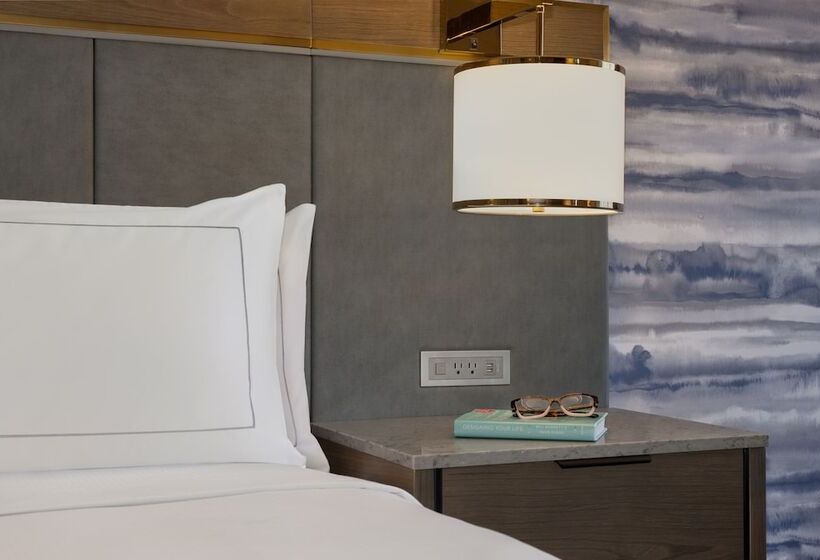 هتل Doubletree By Hilton Kingston