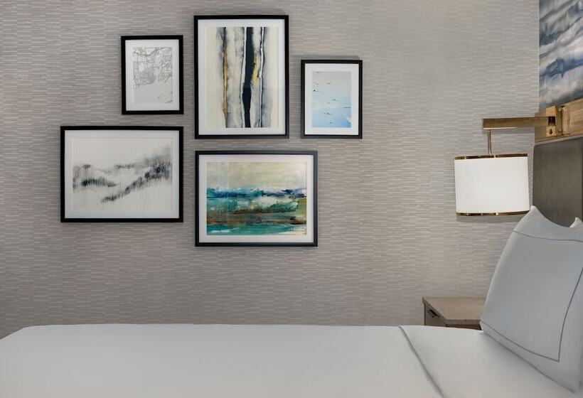 هتل Doubletree By Hilton Kingston