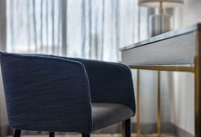 هتل Doubletree By Hilton Kingston