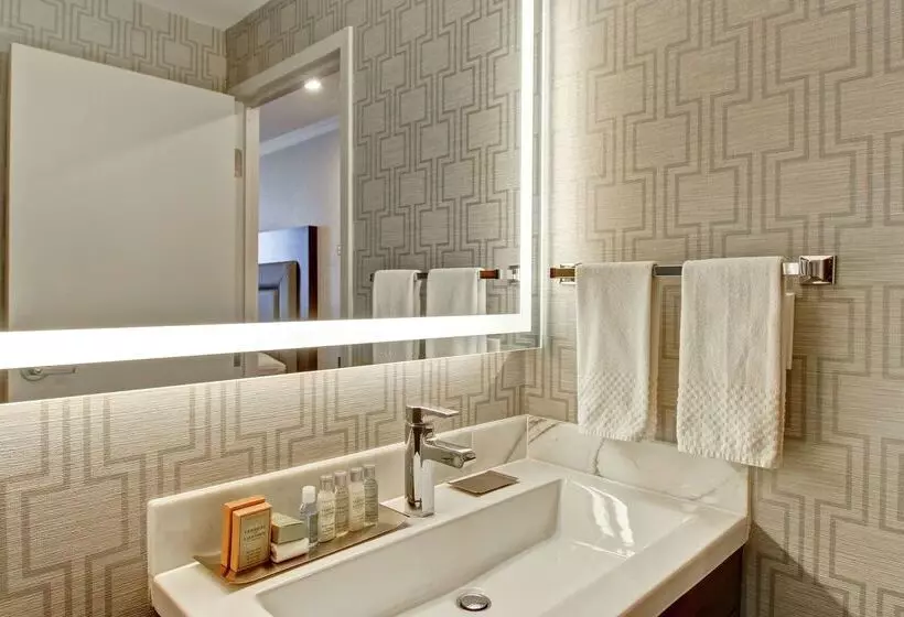Doubletree By Hilton Hotel Toronto Downtown
